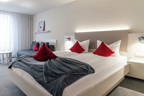 In-room safe, desk, blackout drapes, cribs/infant beds - Hotel Fuchsen (Kirchheim unter Teck)