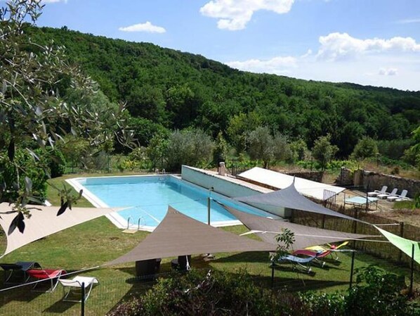 Sesongbasert utendørsbasseng og solsenger