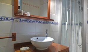 Chambre Double, 1 lit double | Salle de bain | Douche, articles de toilette gratuits, sèche-cheveux
