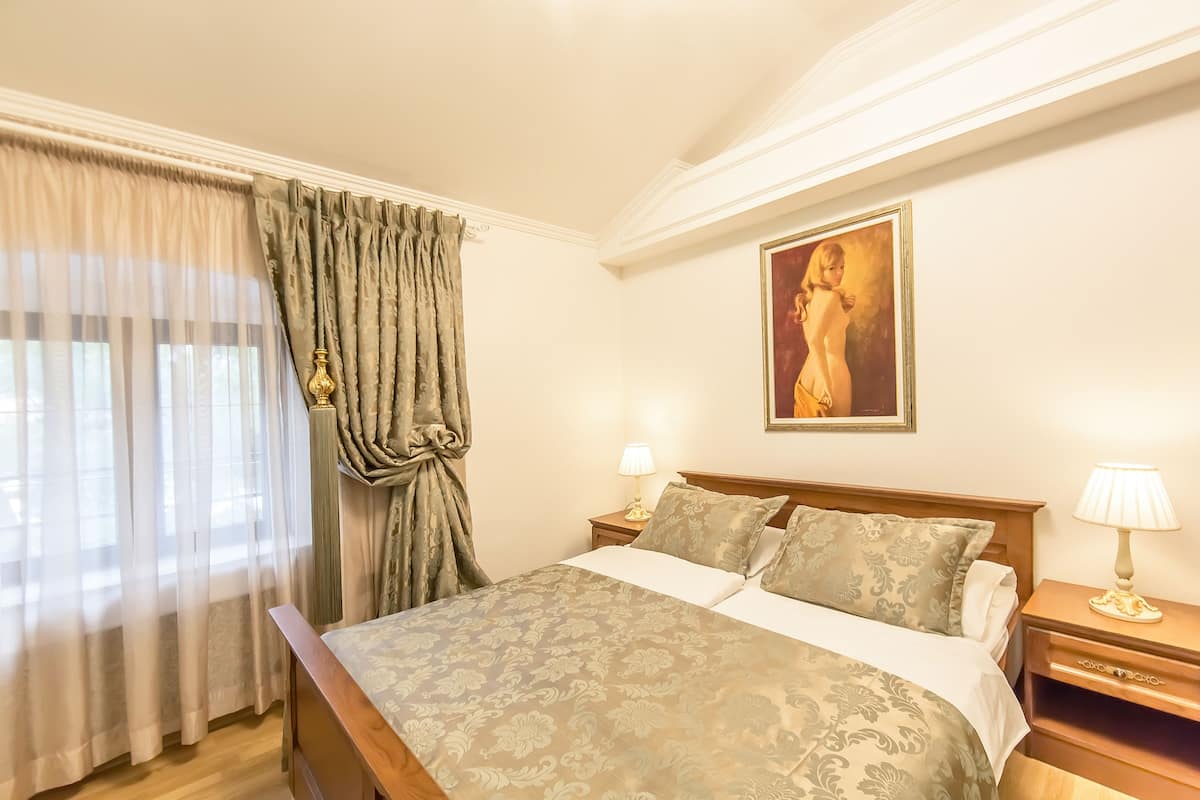 Habitación doble clásica, 1 cama Queen size, para no fumadores | Escritorio, insonorización, wifi gratis y ropa de cama