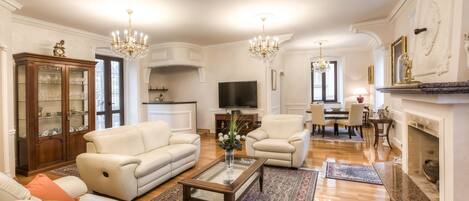 Appartement Deluxe, plusieurs lits, non-fumeurs | Coin séjour | Télévisions à écran plasma