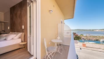 Suíte luxo, sacada, vista parcial para o mar | Sacada
