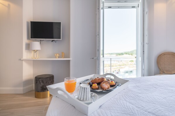 Superior Suite, Balcony, Canal View | Minibar, desk, soundproofing, free WiFi - AQUAMADRE Suites (Carloforte)