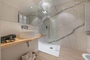 华丽套房, 阳台, 运河景观 | 浴室 | 淋浴设施、吹风机、坐浴桶、毛巾