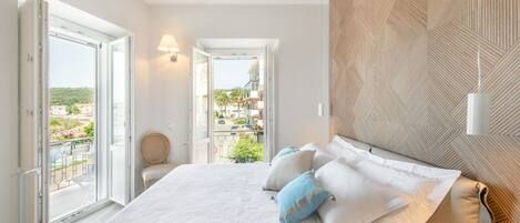 Minibar, escritorio, sistema de insonorización y wifi gratis