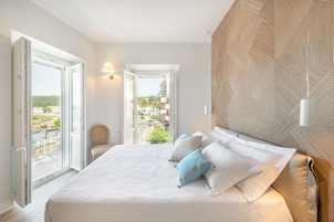 Suite superior, balcón, vistas al canal | Minibar, escritorio, sistema de insonorización y wifi gratis