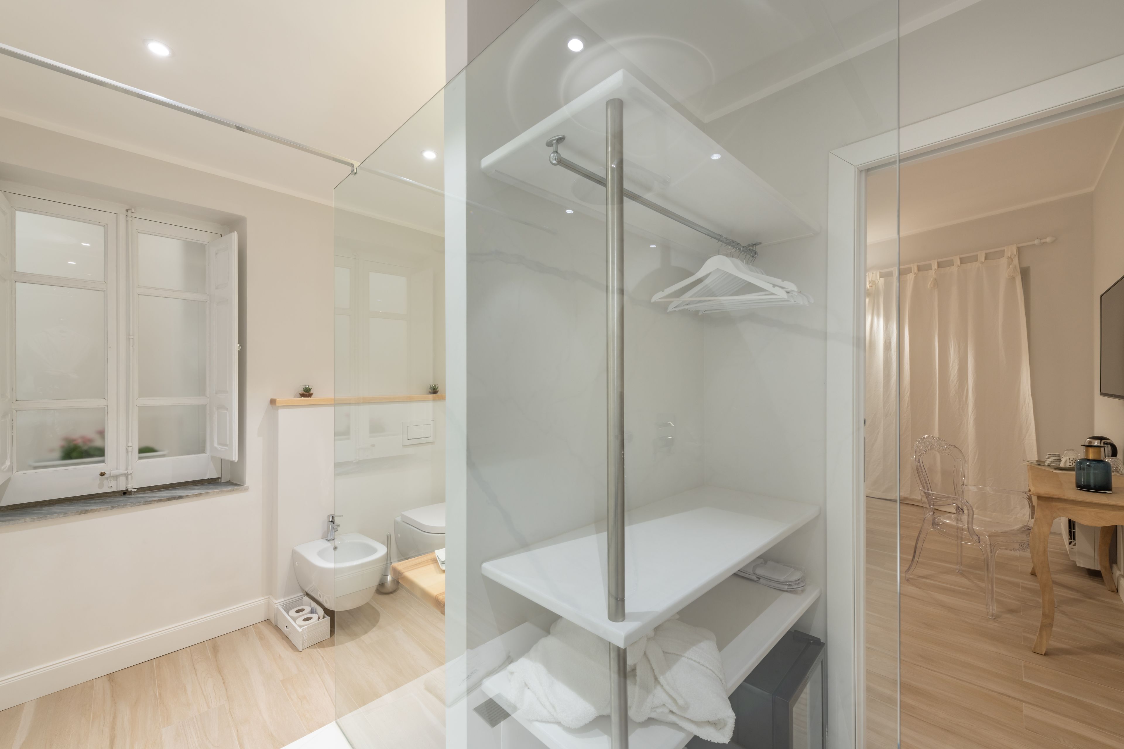 Une salle de bain moderne avec une douche à parois de verre, des toilettes et un lavabo.