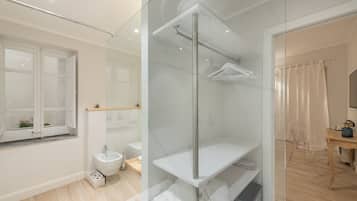 Une salle de bain moderne avec une douche à parois de verre, des toilettes et un lavabo.