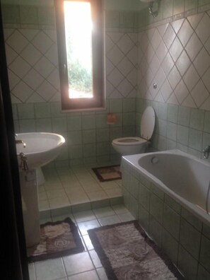 Amenidades de baño gratuitas, bidet, toallas