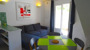 Apartment (F3-N°6) | Living area | Flat-screen TV