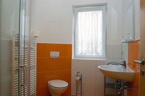 Departamento | Baño | Regadera y toallas