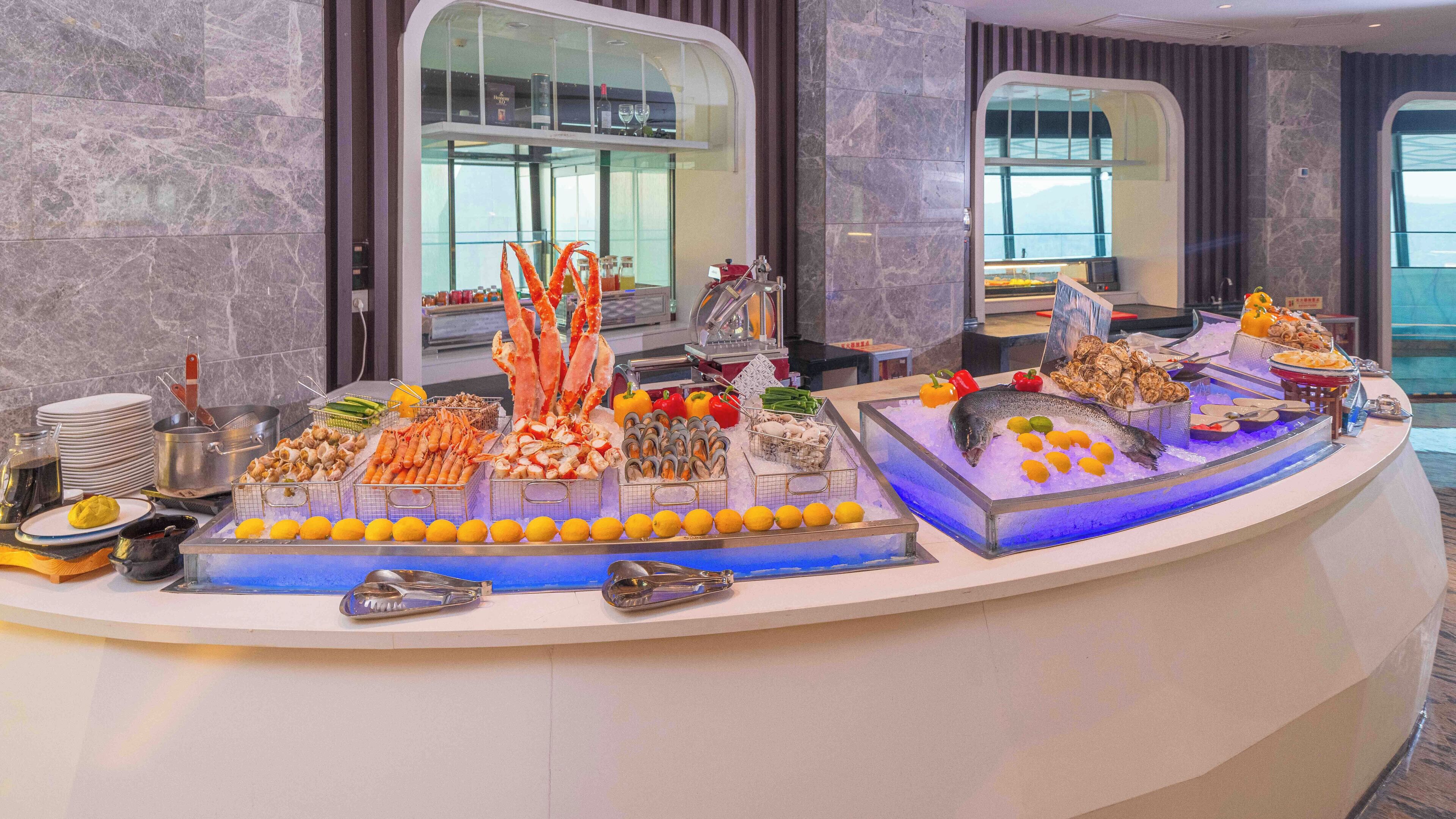 Un buffet proposant des fruits de mer, des fruits et des légumes.