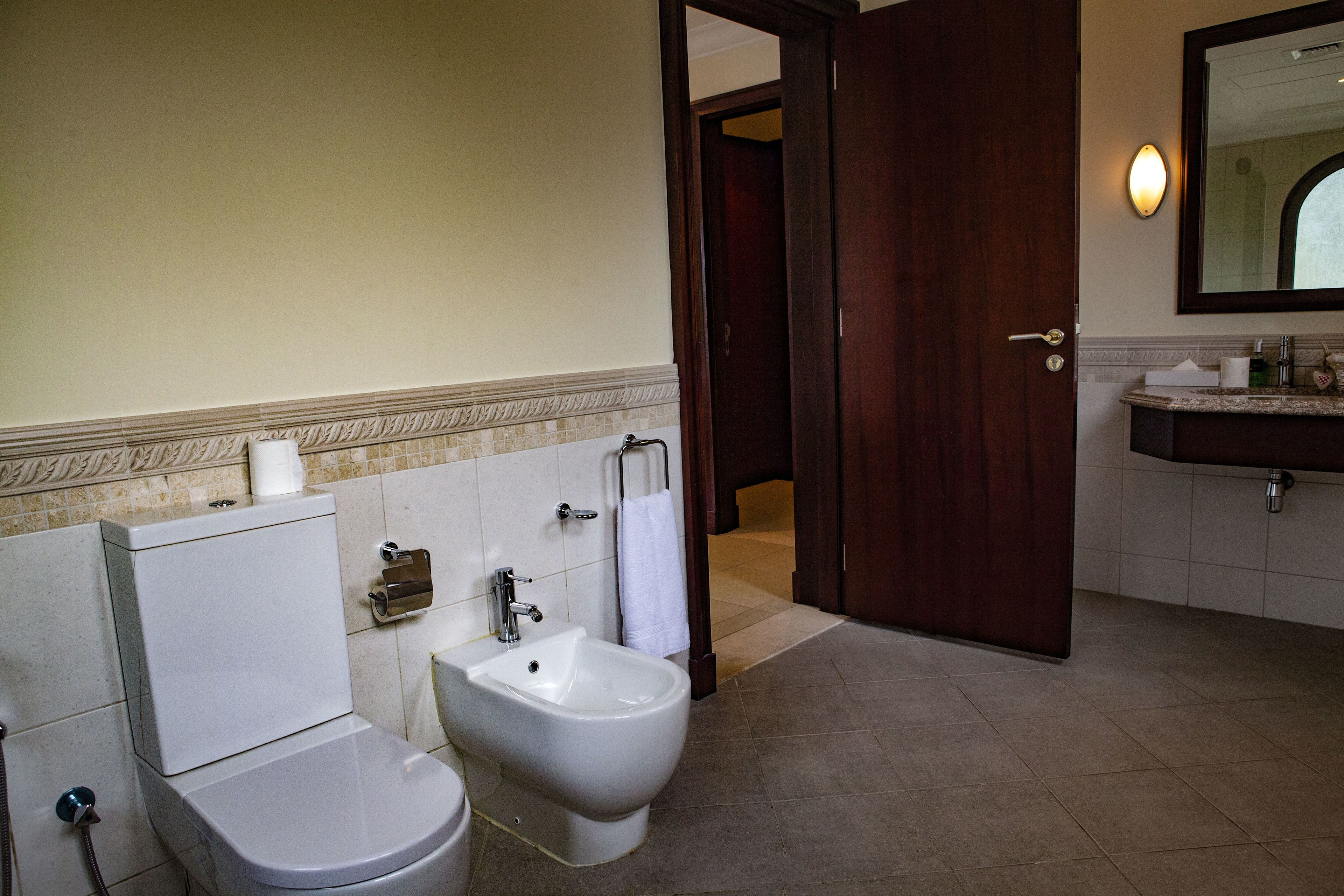Ein Badezimmer mit Toilette, Bidet und Waschbecken.