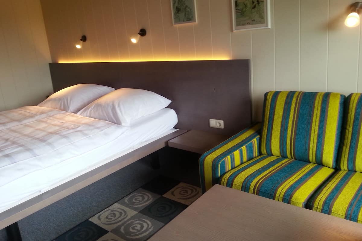 hypo-allergenic bedding, desk, iron/ironing board, free cots/infant beds