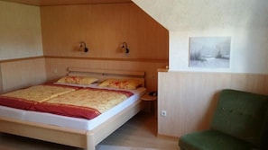 Allergikerbettwaren, Schreibtisch, Bügeleisen/Bügelbrett