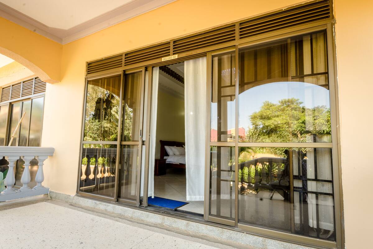 Desk, soundproofing, free WiFi, bed sheets