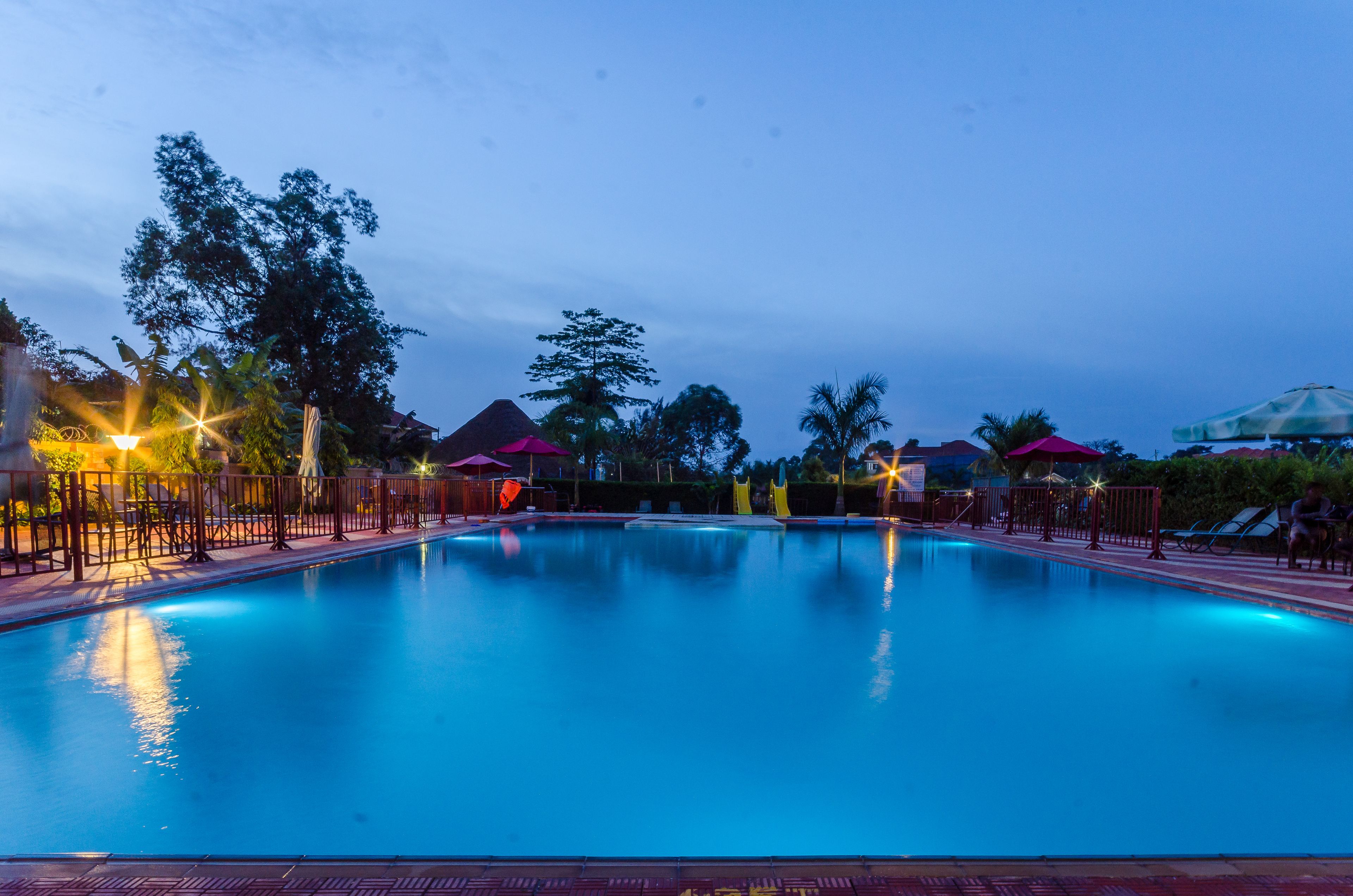 2 hồ bơi ngoài trời 