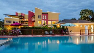 2 piscines extérieures