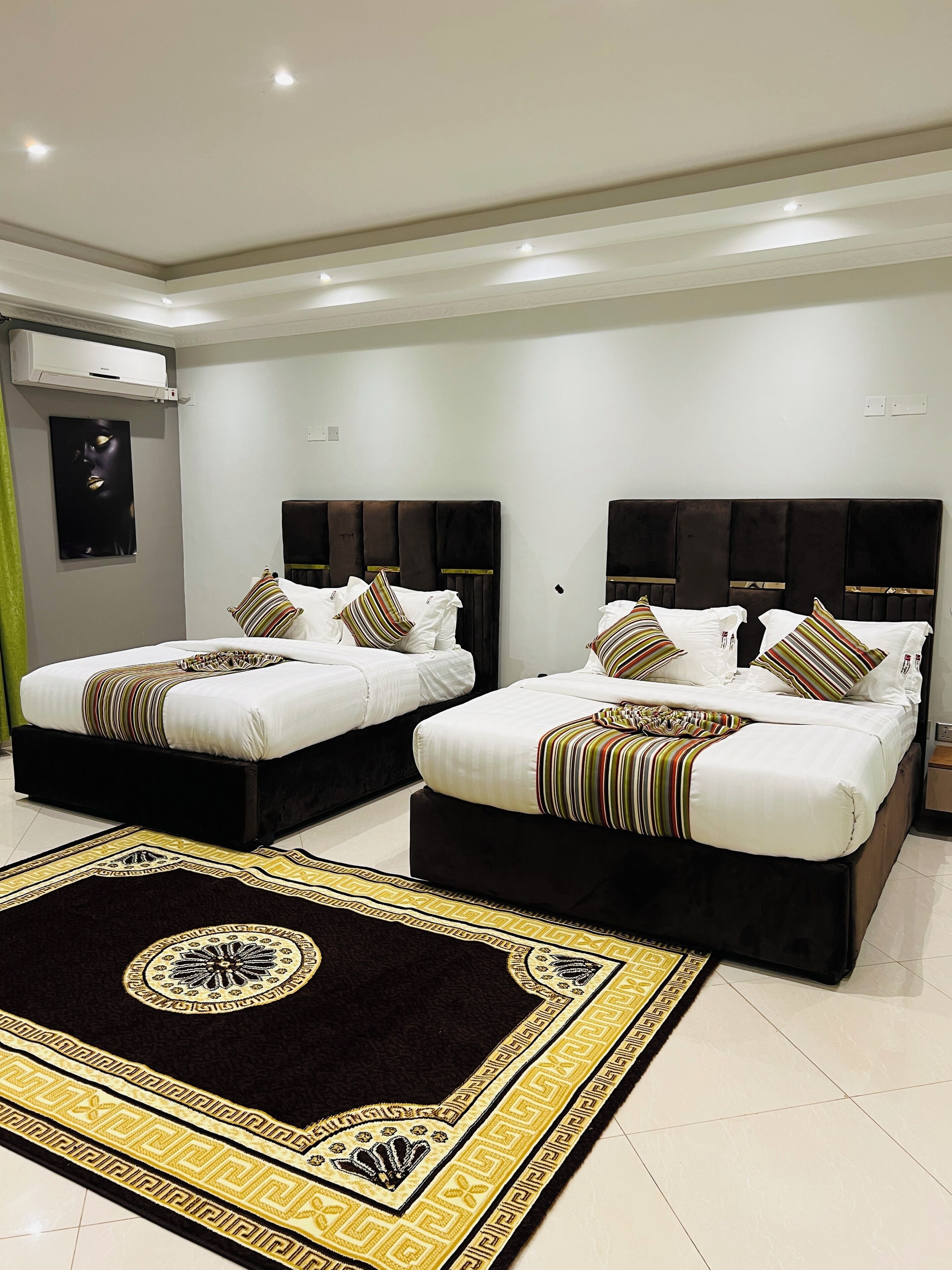 Desk, soundproofing, free WiFi, bed sheets