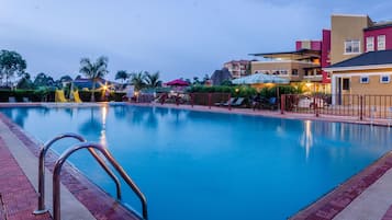 2 piscinas al aire libre