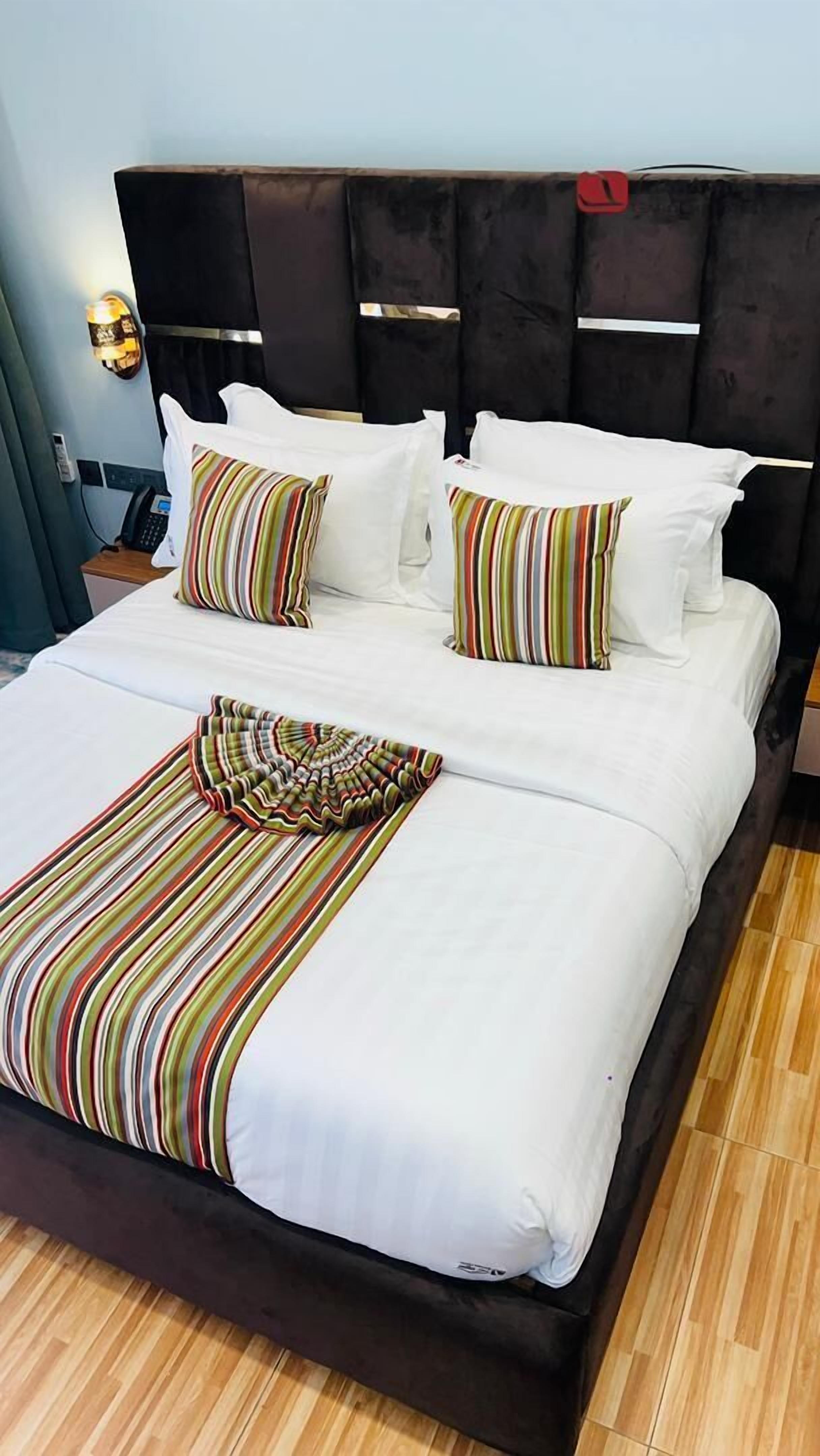 基础双人房 | 办公桌、隔音、免费 WiFi、床单