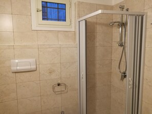 Double Room, Private Bathroom | Bathroom | Shower, free toiletries, hair dryer, bidet