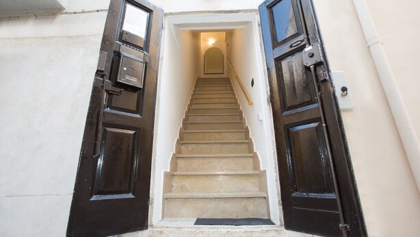 A staircase leading to a door with a light fixture above. - Antica Dimora B&B Canosa (Canosa di Puglia)