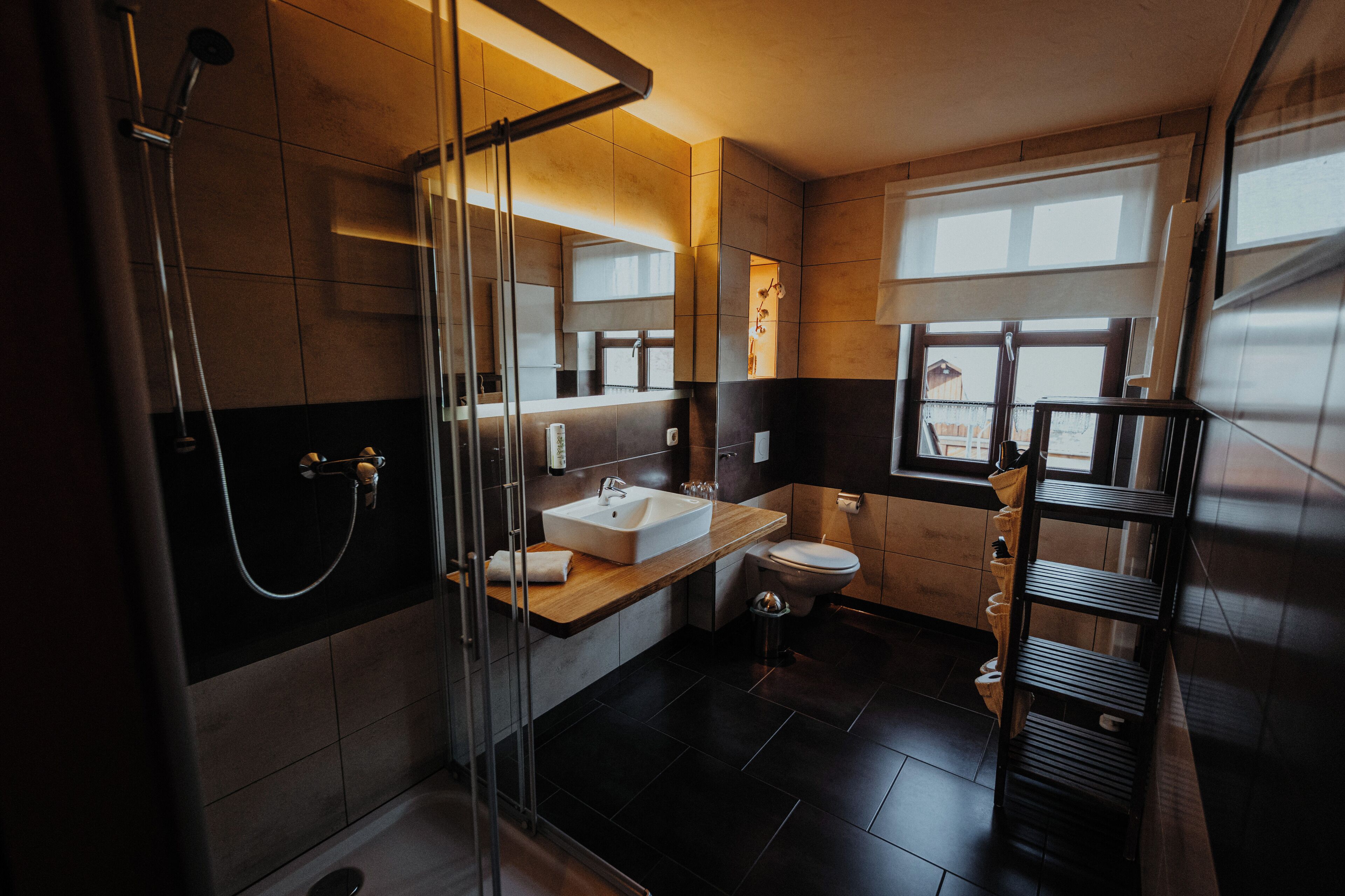 Dusche, kostenlose Toilettenartikel, Haartrockner, Handtücher