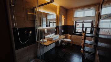 Dusche, kostenlose Toilettenartikel, Haartrockner, Handtücher
