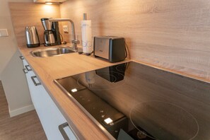 Refrigerador, horno, lavavajillas y cafetera y tetera