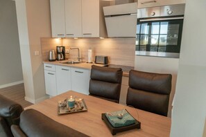 Kühlschrank, Ofen, Geschirrspüler, Wasserkocher mit Kaffee-/Teezubehör