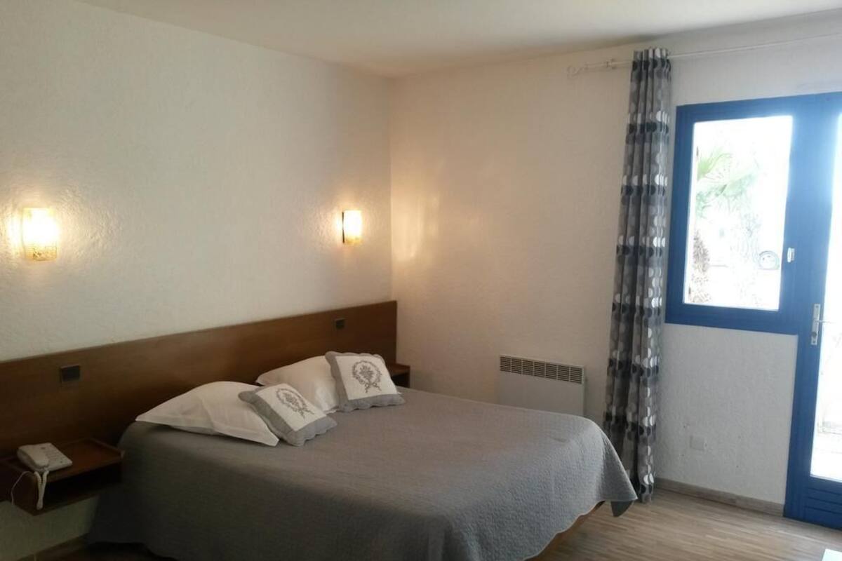 Habitación doble | Decoración personalizada, muebles diferentes y cortinas blackout