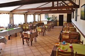 Desayuno buffet (EUR 9 por persona) 