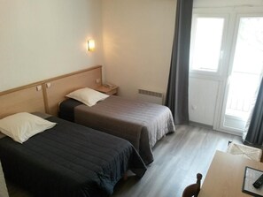 Habitación triple | Decoración personalizada, muebles diferentes y cortinas blackout 