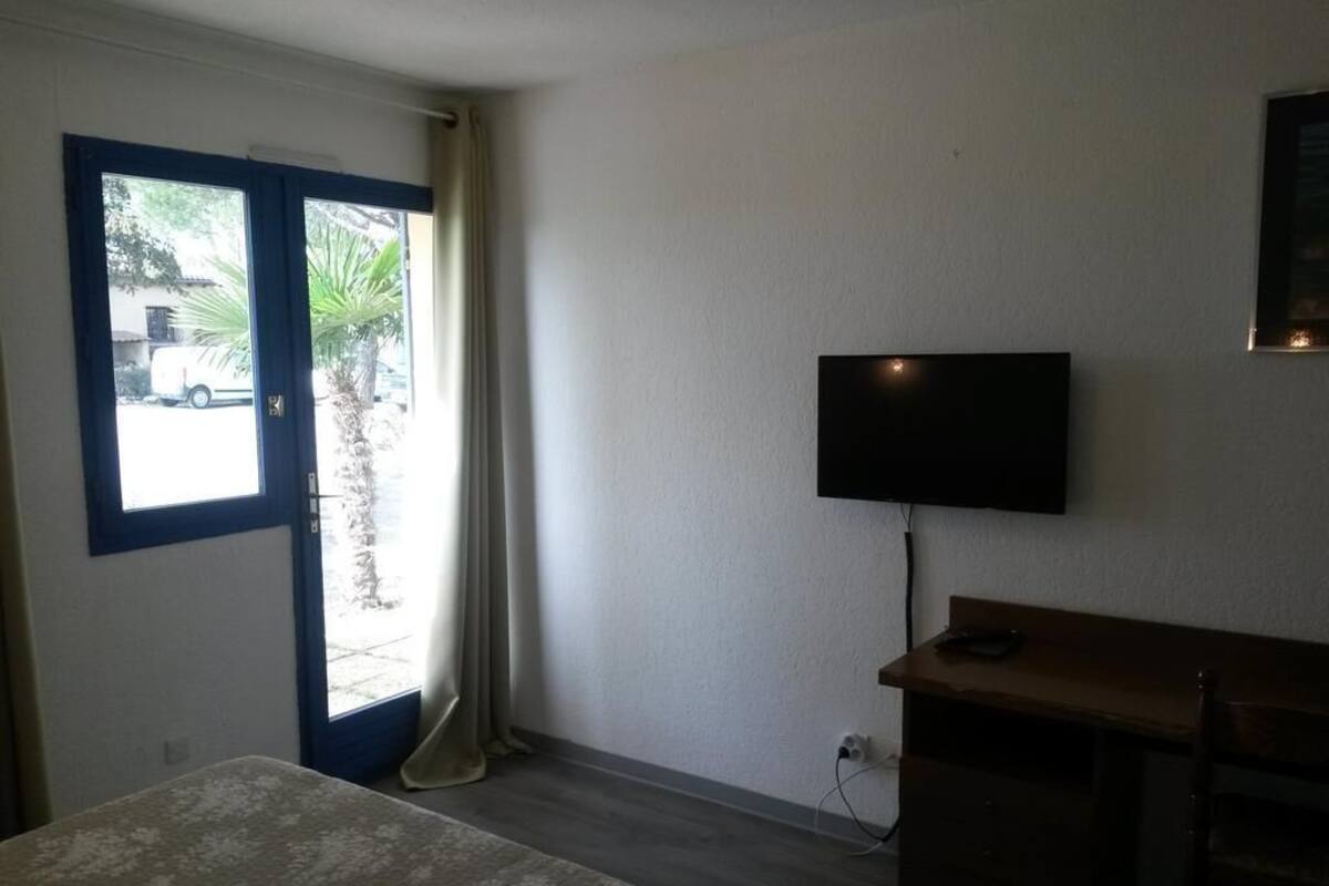 Habitación con 2 camas individuales | Decoración personalizada, muebles diferentes y cortinas blackout