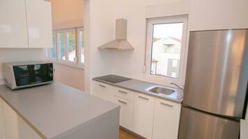 Apartemen, 2 kamar tidur | Dapur pribadi | Lemari es, microwave, oven, dan kompor