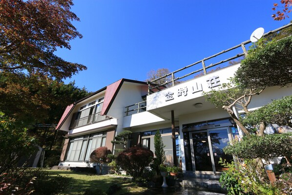 A two-story building with a sign that reads "Hotel Mountain View." - Ajiwainokokoro Kintokisan-so (Hakone)