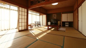 Et traditionelt japansk rum med tatamimåtter, skydedøre og lavt træloft.