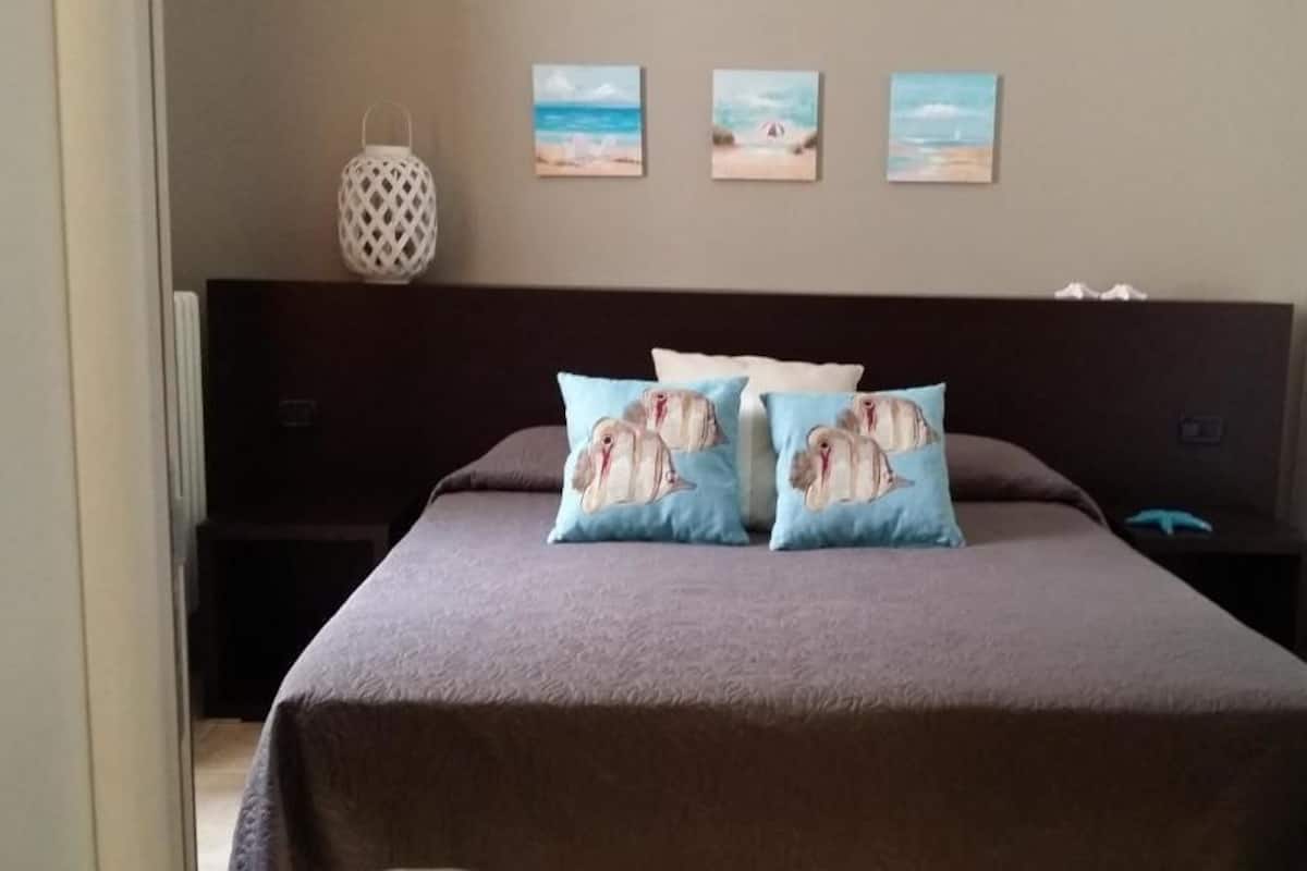 Habitación económica con 1 cama matrimonial o 2 individuales | Caja de seguridad en la habitación, insonorización y cunas gratuitas