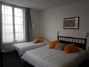 Triple Room | Individually decorated, individually furnished, blackout curtains - Hôtel De Normandie (Saint-Aubin-sur-Mer)