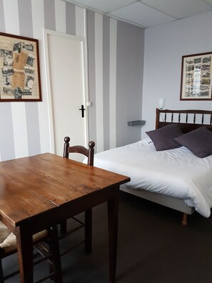 Doppelzimmer, Meerblick | Individuell dekoriert, individuell eingerichtet, Verdunkelungsvorhänge