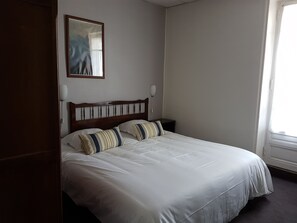 Habitación doble, vistas al mar | Decoración individual, mobiliario individual, cortinas opacas