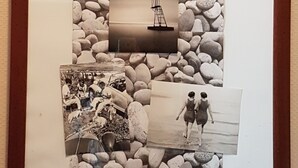 Un collage encadré composé de photographies en noir et blanc représentant différentes scènes, notamment un phare, des personnes sur une plage et un groupe de personnes dans un bateau.