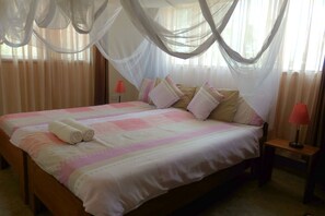 Caja de seguridad en la habitación y escritorio 