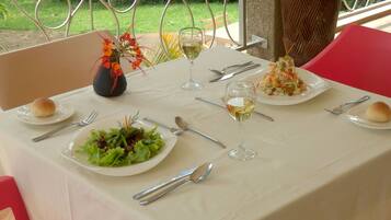 2 restaurants, breakfast, lunch, dinner served; pizza