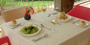 2 restaurants, breakfast, lunch, dinner served; pizza