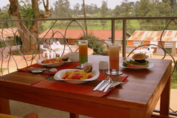 2 restaurants; breakfast, lunch, dinner, and brunch served