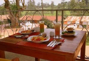 2 restaurants; breakfast, lunch, dinner and brunch served  - Dutchess (Fort Portal)
