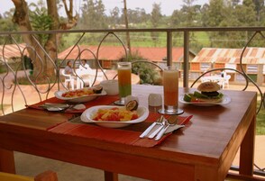 2 restaurantes; se sirve desayuno, almuerzo y cena; pizza