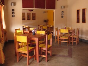 2 restaurants; breakfast, lunch, dinner and brunch served  - Dutchess (Fort Portal)